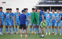 HLV Kim Sang-sik mang sa bàn ra sân dạy chiến thuật, U22 Việt Nam tập nhẹ