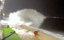 Sóng lớn gây sạt lở 150m bờ kè, xe máy đổ ngã trên đường ven biển