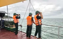 Khánh Hòa: Sóng lớn đánh chìm tàu cá đang chạy vào bờ, 2 người mất tích