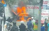 Ô tô cháy trơ khung trong garage ở TP Hồ Chí Minh