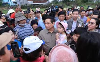 Thủ tướng thăm, động viên người dân tại "rốn lũ" Hòa Thịnh, tỉnh Đắk Lắk