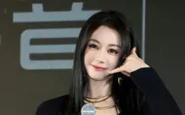 Địch Lệ Nhiệt Ba bị chỉ trích vì biểu cảm cứng nhắc