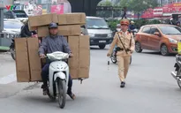 Hà Nội: Xử phạt nghiêm xe máy chở hàng hóa cồng kềnh, tiềm ẩn nguy cơ tai nạn giao thông