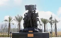 Trưng bày cụm tượng Tình đoàn kết hữu nghị Việt Nam - Lào tại Bảo tàng Lịch sử Quân sự Việt Nam