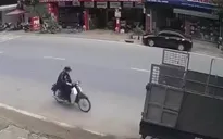 Tài xế xe máy lơ đễnh lao vào ô tô đang đỗ bên đường