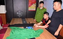 Đối tượng người nước ngoài đập kính hàng loạt ô tô trộm cắp tài sản