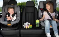 Chính phủ đề xuất miễn trừ ghế an toàn cho trẻ dưới 10 tuổi trên taxi và xe buýt