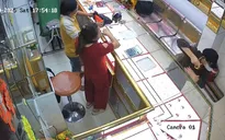 Thanh niên cướp 3 chỉ vàng, cầm dao dọa tự sát khi bị cảnh sát truy đuổi