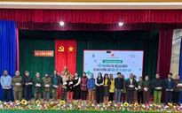 Hỗ trợ tiền mặt cho người dân vùng bão, lũ Cao Bằng và Hà Tĩnh