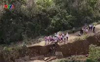Đắk Lắk bắc thang tạo lối đi đưa trẻ vùng sạt lở tới trường