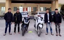 Bắt nhóm thanh niên đuổi chém người đi đường, một đối tượng ngã xe khi vượt đèn đỏ
