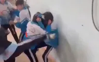 Học sinh lớp 7 bị đánh hội đồng trong lớp