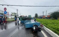 4 khối sắt nặng hàng chục tấn rơi khỏi xe đầu kéo, một người đi xe máy bị thương