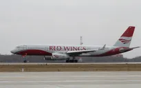 Máy bay chở hơn 400 khách hạ cánh khẩn cấp tại Moscow vì cháy động cơ