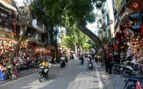 Phố Hàng Mã: Sắc màu rực rỡ báo hiệu mùa Giáng sinh