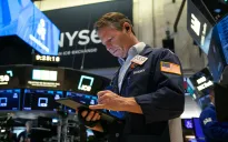 Phố Wall thận trọng khi chờ Fed quyết định lãi suất