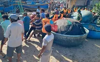 Trục vớt hàng chục tàu cá bị lũ nhấn chìm ở Lâm Đồng