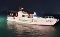 Cứu sống 2 ngư dân bị chìm thuyền tại cửa Gianh, Quảng Trị