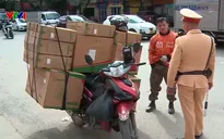 Bị phạt vì chở hàng hóa cồng kềnh, tài xế nói “do phải mưu sinh”