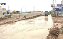 Đường xuống cấp biến thành bãi lầy sau mưa, nhiều xe sập hố, nổ lốp
