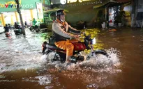 TP Hồ Chí Minh ngập sâu trong triều cường, người dân vất vả trở về nhà