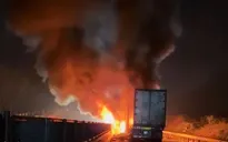 3 ô tô bốc cháy sau va chạm liên hoàn trên cao tốc Vân Phong – Nha Trang