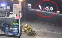 Xe khách lao vào nhóm thanh niên uống nước ven đường, 2 người tử vong