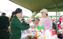 Mang nghĩa tình người lính quân y đến bà con vùng thiên tai