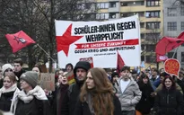 Hàng nghìn người biểu tình phản đối dự luật nghĩa vụ quân sự mới của Đức