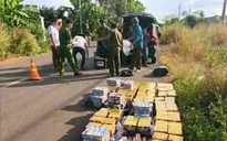 Truy đuổi hơn 60 km bắt giữ xe ô tô chở gần 500 kg pháo lậu