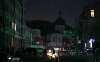 Hàng quán tại Ukraine "sáng tạo" đủ cách duy trì hoạt động giữa mùa đông mất điện