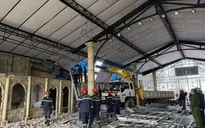 Sập mái nhà hàng ở Lâm Đồng, 1 công nhân tử vong