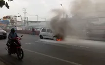 Ô tô bất ngờ bốc cháy dữ dội trên quốc lộ