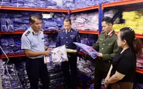 Thu giữ gần 6.500 bộ quần áo thể thao nghi giả nhãn hiệu nổi tiếng