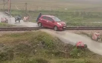 Phạt 5 triệu đồng nữ tài xế lái ô tô mắc kẹt trên đường ray tàu hỏa