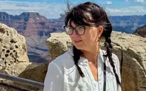 Người đàn ông cầu cứu giúp đỡ người vợ bị ICE giam giữ khi đi xin thẻ xanh