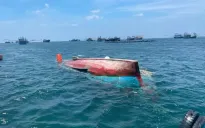 Chìm tàu cá trên biển, cứu được 7 người, còn 1 người mất tích