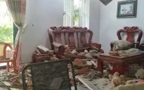 Cây cổ thụ bật gốc đè sập nhà dân