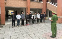 Đánh nhầm người trước cổng tòa án, 10 thanh niên bị khởi tố