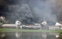 Cháy lớn tại công ty giày da ở Hải Phòng, khói đen bốc cao hàng chục mét