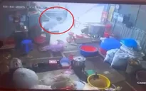 Người đàn ông dùng dao chém vợ gục dưới sàn nhà rồi tự sát