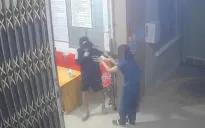 Vào trạm y tế vờ mua thuốc, nam thanh niên rút dao khống chế y tá cướp tiền