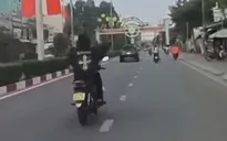 Nam sinh viên buông hai tay khi đi xe máy, lạng lách trên đường ở TP Hồ Chí Minh