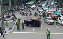 Ô tô con lật nghiêng sau tai nạn liên hoàn ở Ngã Tư Sở, Hà Nội