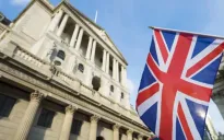 BoE cắt giảm lãi suất chủ chốt xuống 3,75%