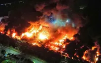 Cháy lớn tại khu công nghiệp Tiên Sơn (Bắc Ninh), cột khói cao hàng trăm mét