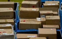 Hàng trăm triệu bưu kiện giá rẻ từ Trung Quốc tràn vào Pháp