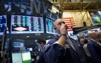 Phố Wall chìm trong sắc đỏ