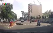 Phóng nhanh qua nút giao, xe máy bị hất văng sau cú va chạm với ô tô