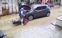 Cầm ô khi đi xe máy, nam thanh niên tông thẳng vào đầu ô tô con